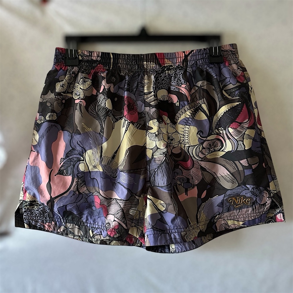 Nike Femme Women's Floral Athletic Shorts LIKE NEW